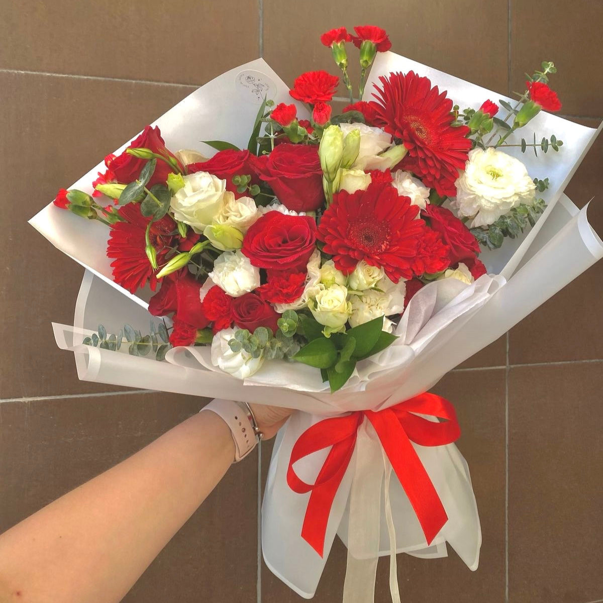 Ramo de 10 rosas rojas y 3 gerberas