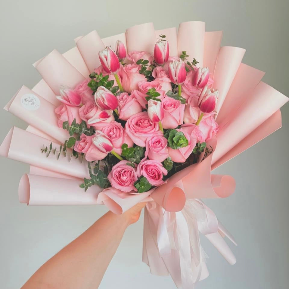 Ramo de 24 rosas y 10 tulipanes