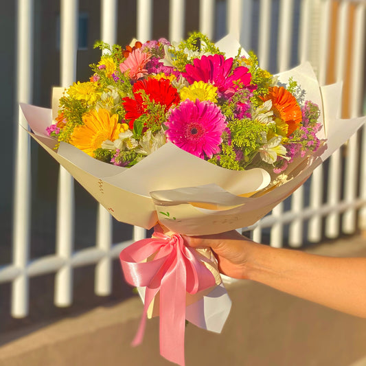 Ramo 12 gerberas mixtas y flores mixtas