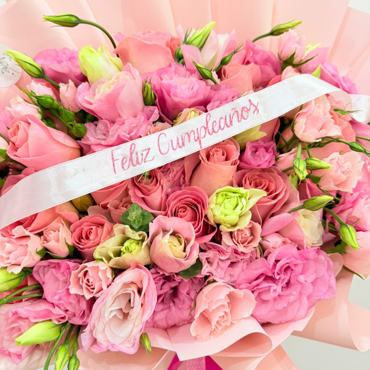 Ramo de 24 rosas, lisiantus y flores mixtas