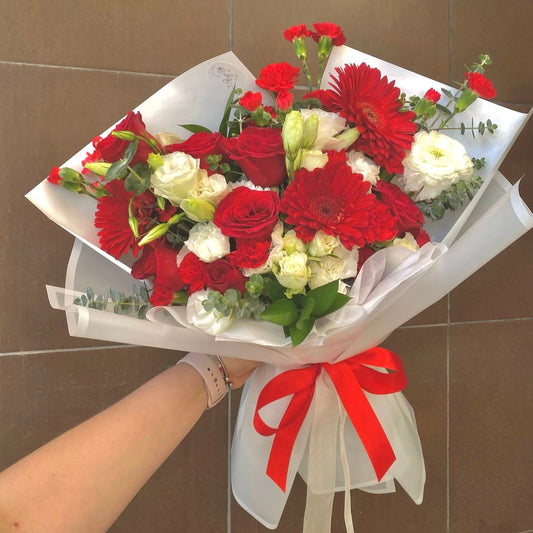 Ramo de 10 rosas rojas y 3 gerberas