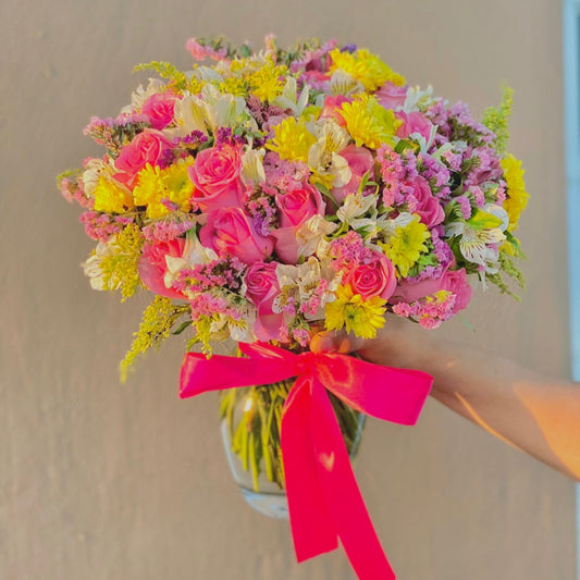 Jarrón con 24 rosas rositas y flores mixtas
