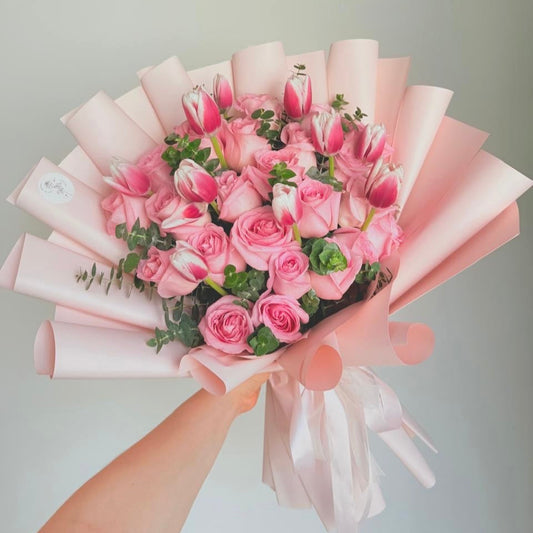 Ramo de 24 rosas y 10 tulipanes