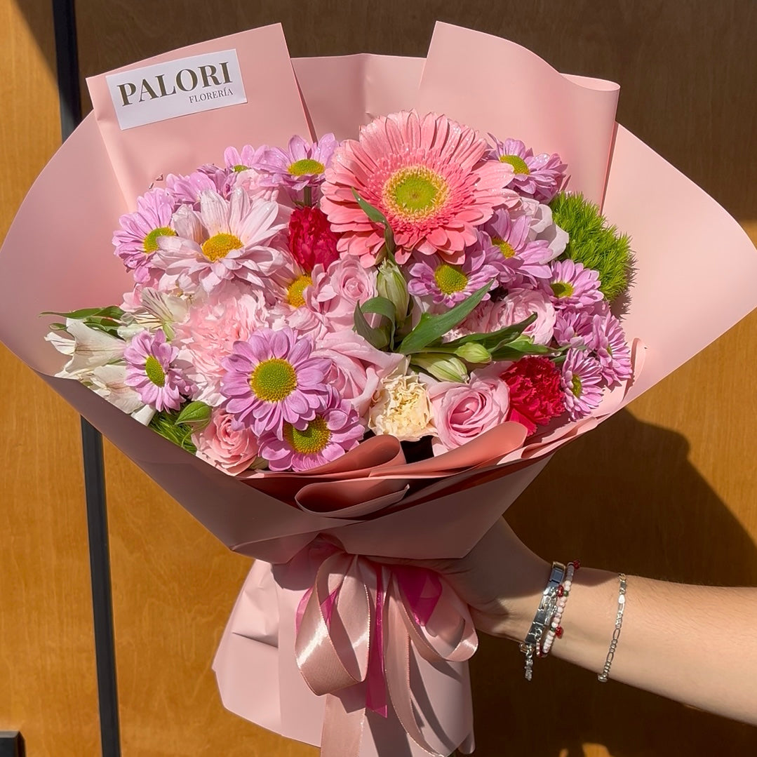 Ramo de 10 rosas, 1 gerbera y flores mixtas