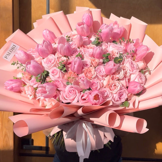 Ramo de 50 rosas rositas + 20 tulipanes