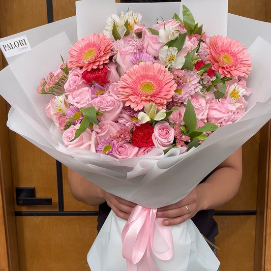 Ramo de 50 rosas, 3 gerberas y flores mixas