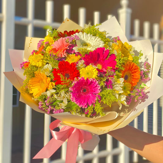 Ramo 12 gerberas mixtas y flores mixtas