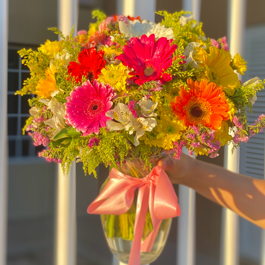 Jarrón con 12 gerberas mixtas y flores mixtas