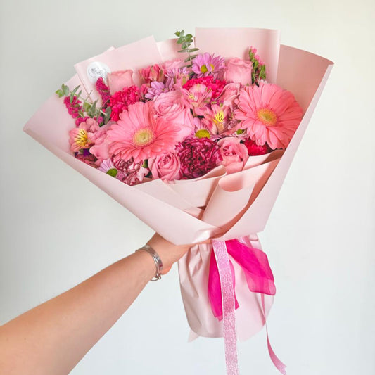Ramo de 10 rosas, 2 gerberas y flores mixtas