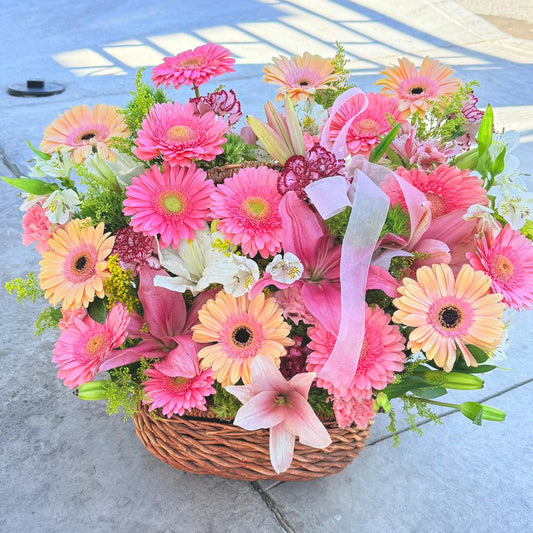 Canasta de 18 gerberas, lilis y flores mixtas