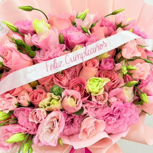 Ramo de 24 rosas, lisiantus y flores mixtas
