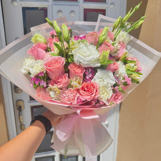 Ramo de 24 rosas, lisiantus y flores mixtas