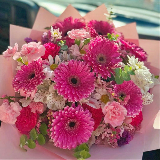 Ramo de 12 gerberas y flores mixtas