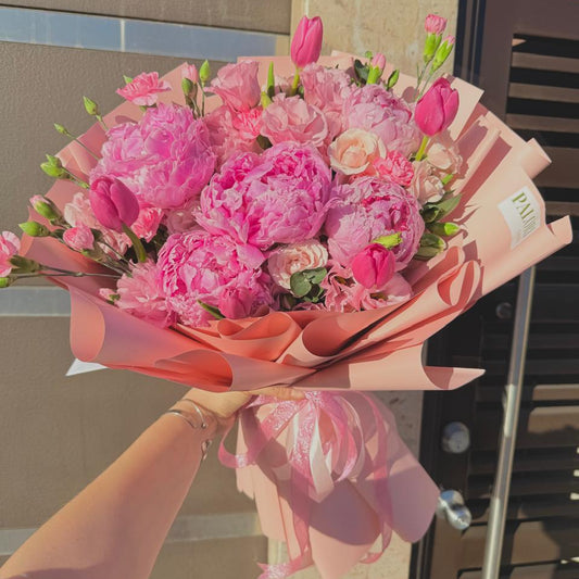 Ramo de 5 peonias, 5 tulipanes y flores mixtas