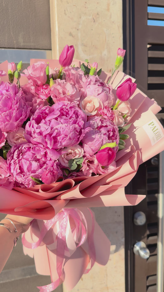 Ramo de 5 peonias, 5 tulipanes y flores mixtas