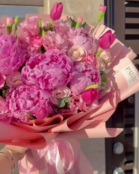 Ramo de 5 peonias, 5 tulipanes y flores mixtas