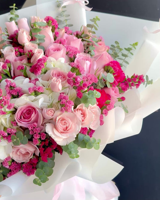 Ramo de 24 rosas, hortencia y flores mixtas